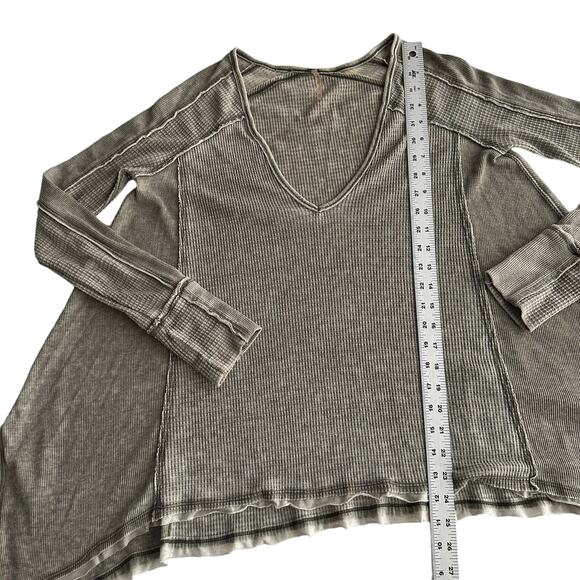 Free People Distressed Waffle Knit Handkerchief Hem V Neck Worn Gray Shirt XS - Picture 5 of 10